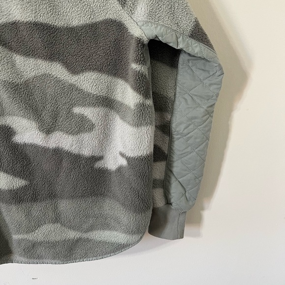 Abercrombie & Fitch Asymmetrical Snap-Up Green Camo Fleece Size XS - Picture 7 of 8
